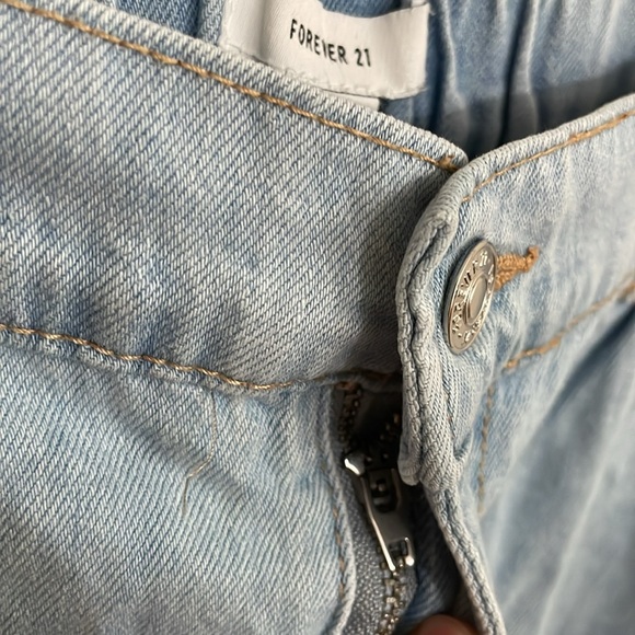 FOREVER 21 Women's Distressed Cargo Denim Joggers Size 26 In Light Denim - Picture 3 of 9